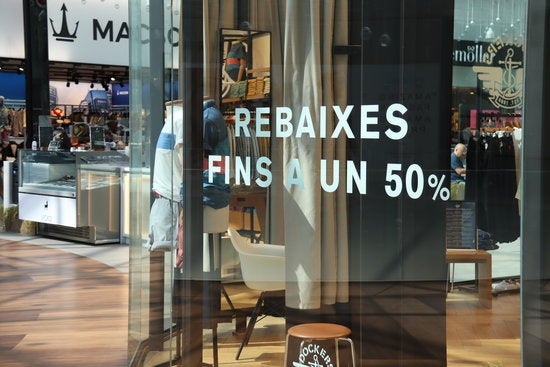 Incertesa entre comercinants en l'arrencada de les rebaixes d'estiu més atípiques Incertesa entre comercinants en l'arrencada de les rebaixes d'estiu més atípiques