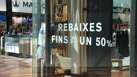 Rebaixes al en un aparador del centre comercial Diagonal Mar Rebaixes al en un aparador del centre comercial Diagonal Mar