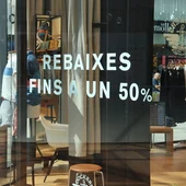 Rebaixes al en un aparador del centre comercial Diagonal Mar Rebaixes al en un aparador del centre comercial Diagonal Mar