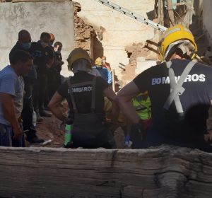 El trabajador ha fallecido tras caerle encima una tapia El trabajador ha fallecido tras caerle encima una tapia