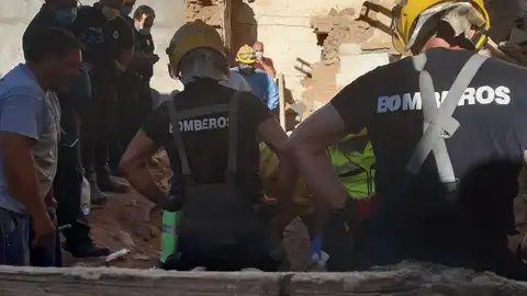 El trabajador ha fallecido tras caerle encima una tapia El trabajador ha fallecido tras caerle encima una tapia