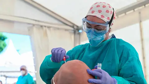 Una sanitaria realiza un test PCR Una sanitaria realiza un test PCR
