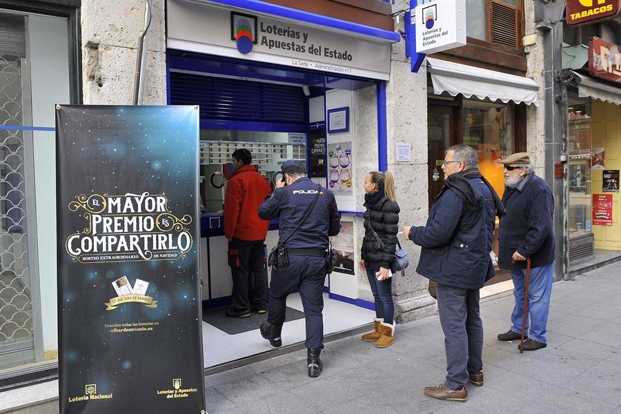 Alfonso, ganador del bote de Euromillones: "Me lo tomo como muy normal, la cabeza tenemos que tenerla bien puesta" Alfonso, ganador del bote de Euromillones: "Me lo tomo como muy normal, la cabeza tenemos que tenerla bien puesta"