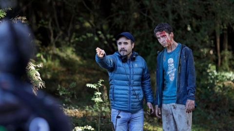 El director Koldo Serra, durante el rodaje de la serie 'Caminantes'