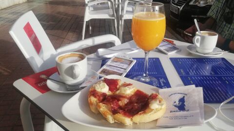 Tostada de torta del Casar con jam&oacute;n. Propuesta del Mes&oacute;n miniatura