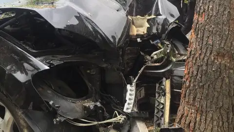 El vehículo chocó contra un árbol en la Avenida de los Reyes Católicos El vehículo chocó contra un árbol en la Avenida de los Reyes Católicos