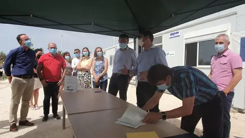 Firma del acta de inicio del instituto 'Periodista Vicente Verdú' de Elche. Firma del acta de inicio del instituto 'Periodista Vicente Verdú' de Elche.