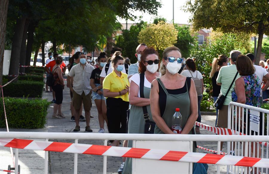 Los vecinos de Belicena a la espera de resultados tras el velatorio de una joven Los vecinos de Belicena a la espera de resultados tras el velatorio de una joven