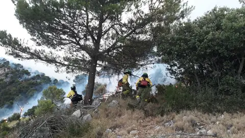 Un operativo de bomberos trabaja en las labores de extinción del incendio Un operativo de bomberos trabaja en las labores de extinción del incendio