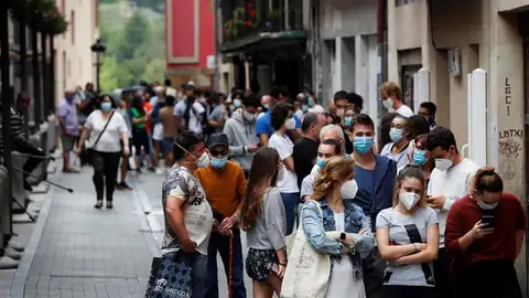 Vecinos de Ordizia hacen cola para realizar pruebas PCR Vecinos de Ordizia hacen cola para realizar pruebas PCR