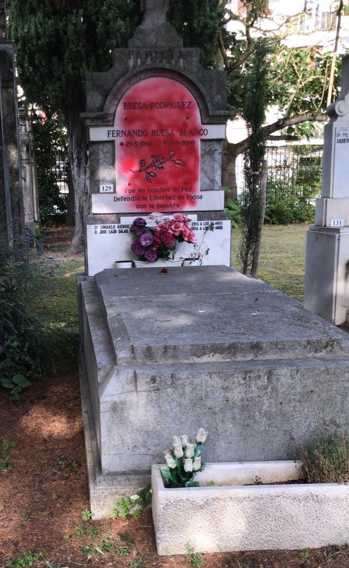 La lápida de Fernando Buesa, concejal del PSE-EE asesinado por ETA, amanece pintada de rojo La lápida de Fernando Buesa, concejal del PSE-EE asesinado por ETA, amanece pintada de rojo