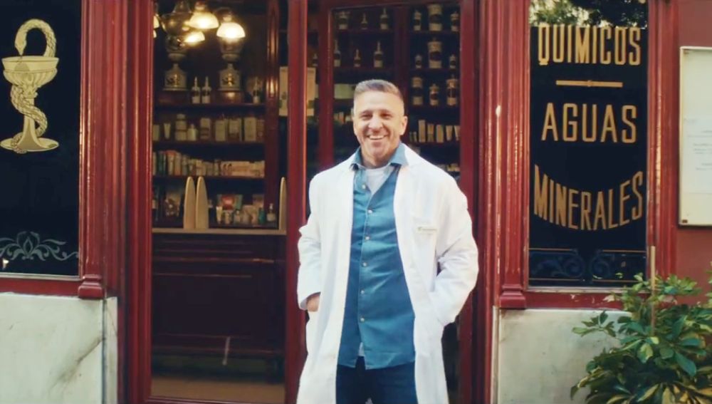 Miguel Ángel Garzón reabre su 'Farmacia de guardia' en homenaje a los farmacéuticos