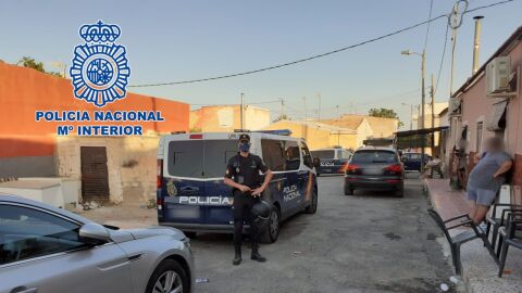 Agentes de la Polic&iacute;a Nacional en el barrio 'La Pu&ntilde;al&aacute;' de Elche.