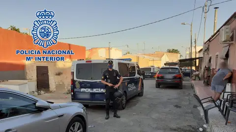 Agentes de la Policía Nacional en el barrio 'La Puñalá' de Elche. Agentes de la Policía Nacional en el barrio 'La Puñalá' de Elche.