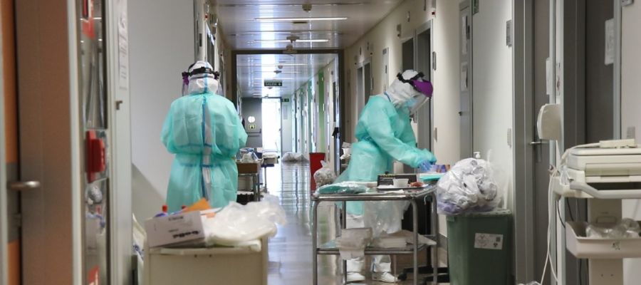 Sanitarios en un hospital en plena pandemia del coronavirus. Sanitarios en un hospital en plena pandemia del coronavirus.