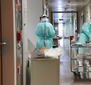 Sanitarios en un hospital en plena pandemia del coronavirus. Sanitarios en un hospital en plena pandemia del coronavirus.