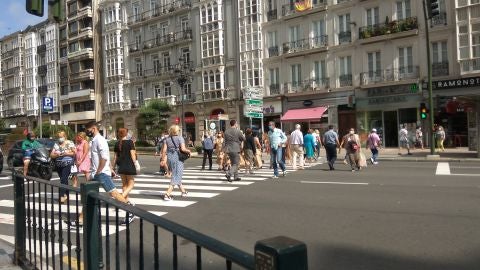Ciudadanos en una c&eacute;ntrica calle de la capital c&aacute;ntabra