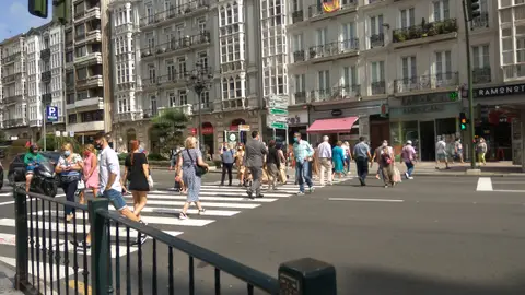 El uso de la mascarilla parece extendido en Santander Ciudadanos en una céntrica calle de la capital cántabra