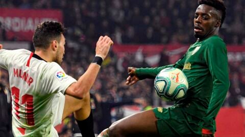 Munir e I&ntilde;aki Williams luchan por un bal&oacute;n.