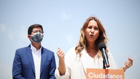 Beatriz Pino nun mitin en Vilagarcia de Arousa