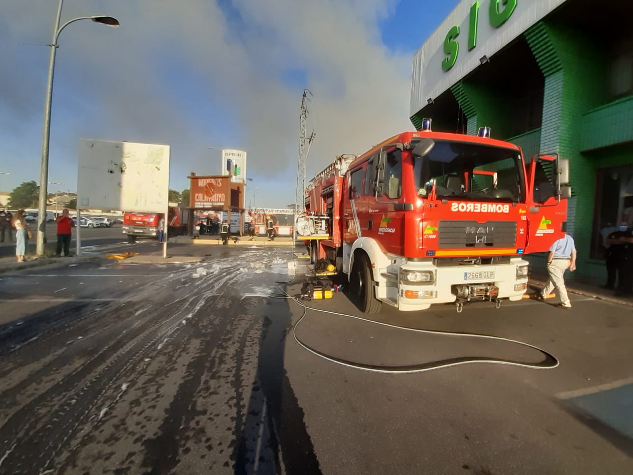 Arden parte de las maderas almacenadas en una empresa maderera de Ciudad Real Arden parte de las maderas almacenadas en una empresa maderera de Ciudad Real