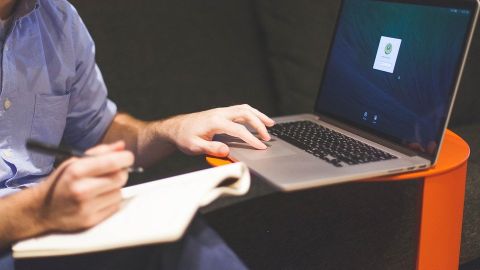 Un hombre trabajando con un ordenador