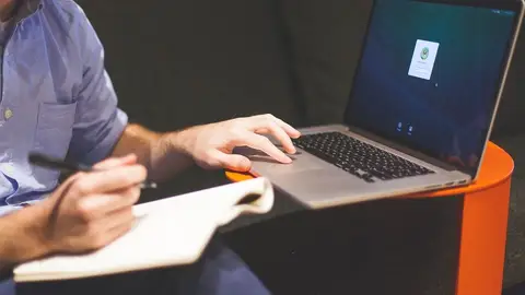 Un hombre trabajando con un ordenador Un hombre trabajando con un ordenador