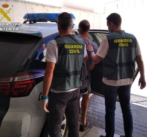 Agentes de la Guardia Civil con el detenido en Elche. Agentes de la Guardia Civil con el detenido en Elche.