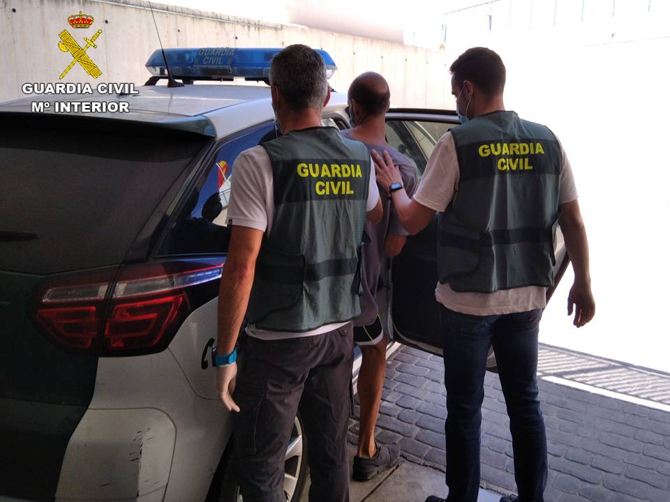 La Guardia Civil detiene a un hombre acusado de siete robos en casas de campo de las pedanías de Valverde y Perleta de Elche La Guardia Civil detiene a un hombre acusado de siete robos en casas de campo de las pedanías de Valverde y Perleta de Elche