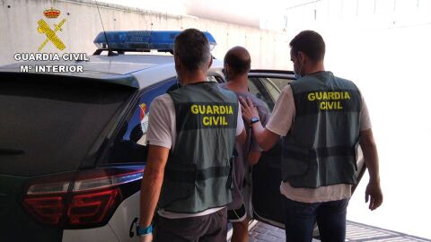 Agentes de la Guardia Civil con el detenido en Elche.