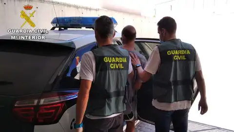 Agentes de la Guardia Civil con el detenido en Elche. Agentes de la Guardia Civil con el detenido en Elche.
