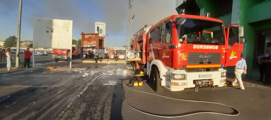 los bomberos están trabajando en la extinción del incendio los bomberos están trabajando en la extinción del incendio