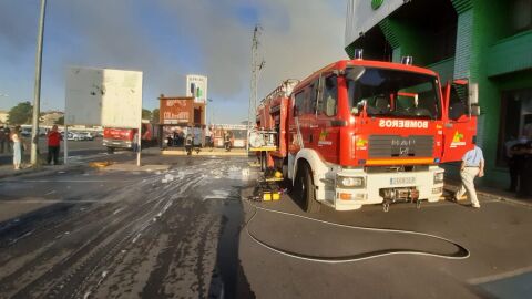 los bomberos est&aacute;n trabajando en la extinci&oacute;n del incendio