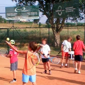 Imagen de una de las actividades del campamento del Club Tenis Cassà Imagen de una de las actividades del campamento del Club Tenis Cassà
