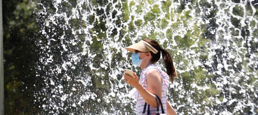 Paseando con mascarilla Paseando con mascarilla