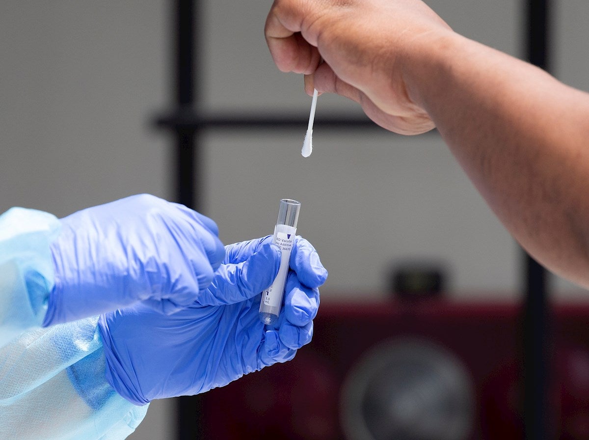 Una comida de empresa provoca un segundo brote con cuatro contagios de covid-19 en Santa Pola Una comida de empresa provoca un segundo brote con cuatro contagios de covid-19 en Santa Pola