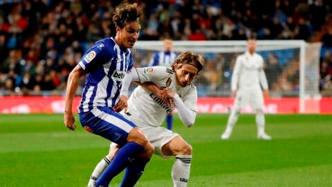 Pina protege el bal&oacute;n ante la defensa de Modric.