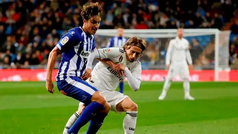 Pina protege el balón ante la defensa de Modric. Pina protege el balón ante la defensa de Modric.