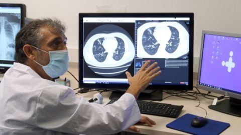 El doctor Escobar, explicant com funciona el nou sistema de detecció. El doctor Escobar, explicant com funciona el nou sistema de detecció.