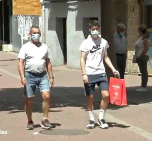 Los 'vigilantes' de mascarillas, la nueva figura que informa a los clientes sobre su uso correcto ante el coronavirus Los 'vigilantes' de mascarillas, la nueva figura que informa a los clientes sobre su uso correcto ante el coronavirus