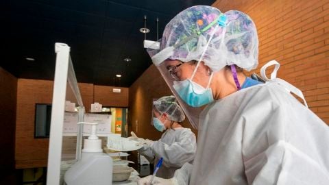 Sanitarias esperan la llegada de pacientes a los que realizar test PCR
