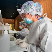Sanitarias esperan la llegada de pacientes a los que realizar test PCR Sanitarias esperan la llegada de pacientes a los que realizar test PCR