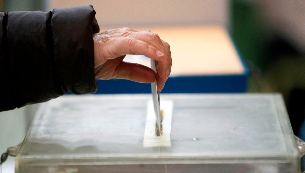 Imagen de archivo de una persona depositando su voto en una urna
