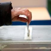 Imagen de archivo de una persona depositando su voto en una urna