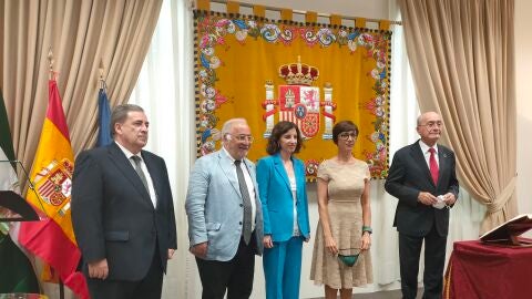 Natural de M&aacute;laga, es licenciada en Derecho por la Universidad de M&aacute;laga. Desde 2003 pertence a la Escala Superior de T&eacute;cnicos de Tr&aacute;fico, grupo A1, de la Administraci&oacute;n General del Estado. 