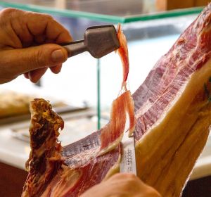 La Mudarra regala jamones a sus vecinos La Mudarra regala jamones a sus vecinos