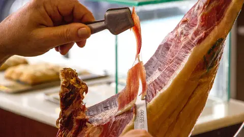 La Mudarra regala jamones a sus vecinos La Mudarra regala jamones a sus vecinos