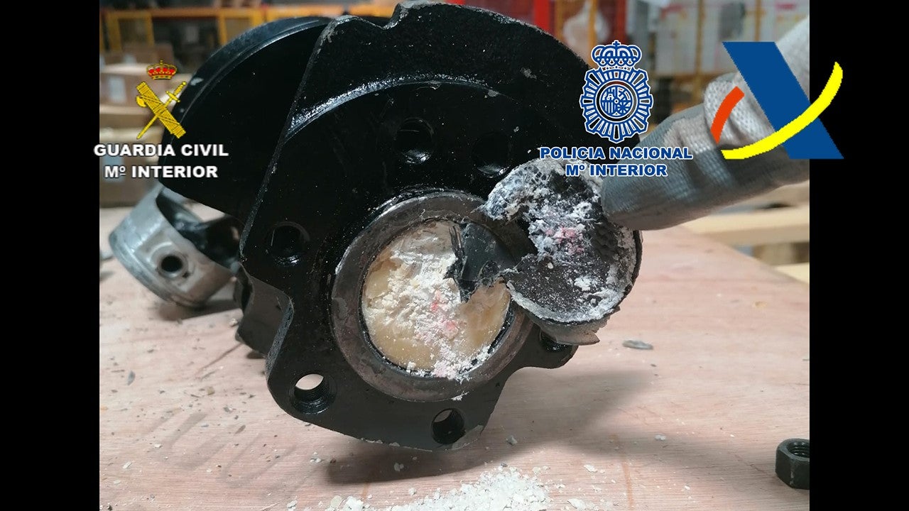 Incautan en el aeropuerto de El Altet de Elche casi 10 kilos de cocaína ocultados en el interior de un motor de coche Incautan en el aeropuerto de El Altet de Elche casi 10 kilos de cocaína ocultados en el interior de un motor de coche
