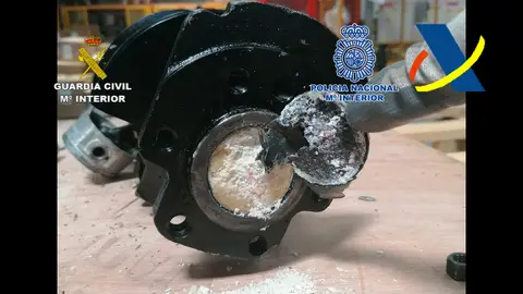 Droga en el interior del motor de coche interceptado en el Aeropuerto Alicante-Elche. Droga en el interior del motor de coche interceptado en el Aeropuerto Alicante-Elche.