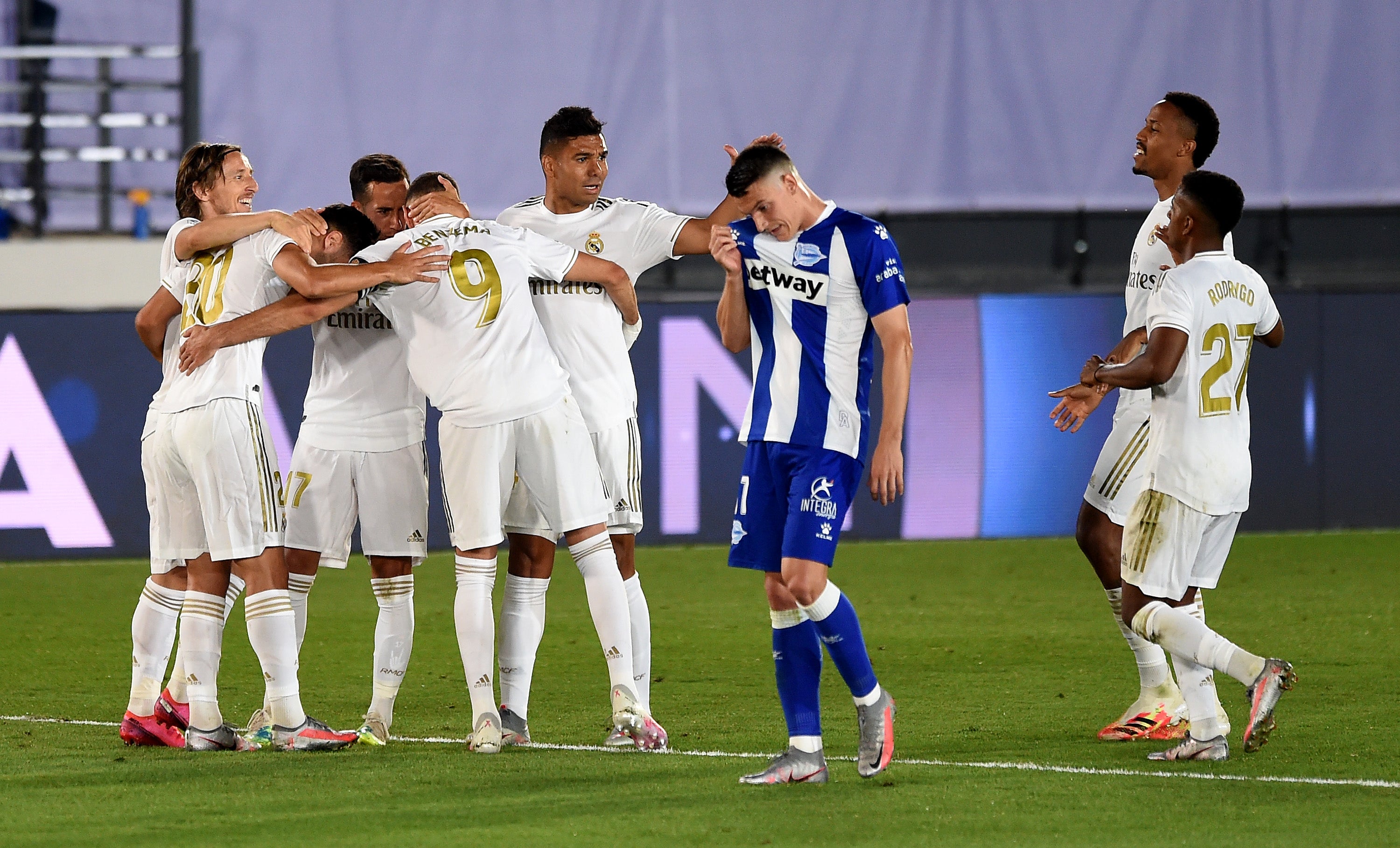 Real Madrid 2 - 0 Alaves. Benzema y Asensio acercan LaLiga a los de Zidane Real Madrid 2 - 0 Alaves. Benzema y Asensio acercan LaLiga a los de Zidane